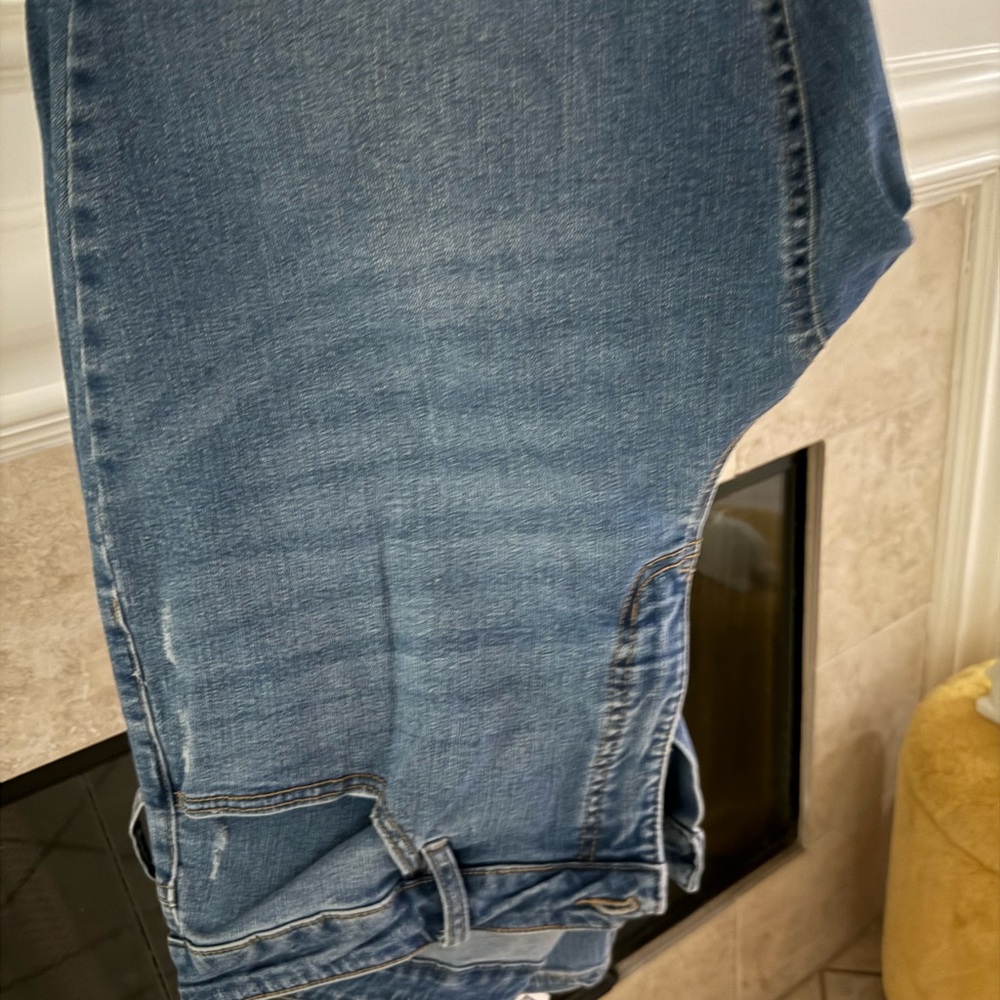 Women's Boyfriend Jeans in Medium Blue Wash
